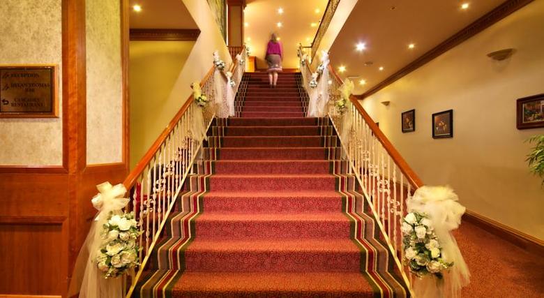 Hotel Falls (.)