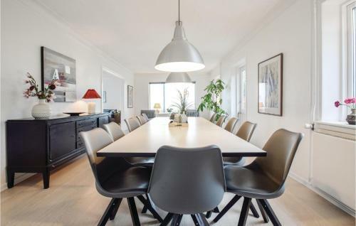 Four-bedroom Holiday Home In Humble