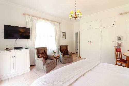 Hostal A Tuscan Villa Guest House
