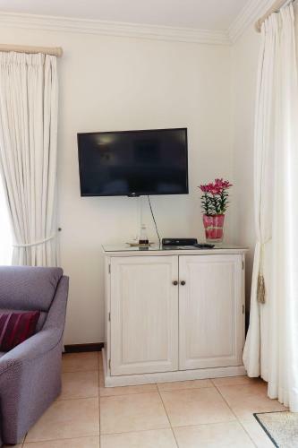 Hostal A Tuscan Villa Guest House