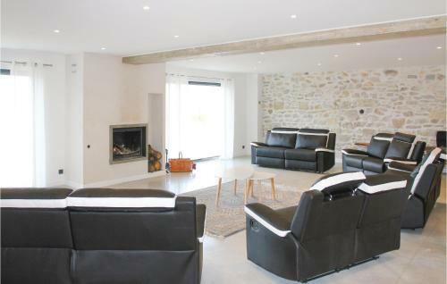Six-bedroom Holiday Home In La Touche