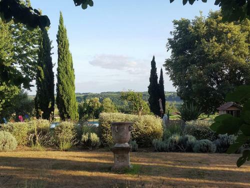 Upscale Mansion In Neuffons With Swimming Pool And Garden
