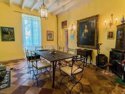 Upscale Mansion In Neuffons With Swimming Pool And Garden
