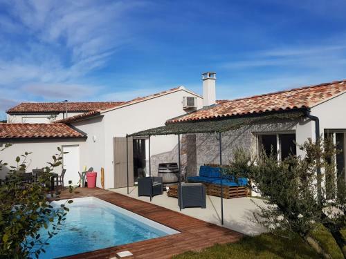 Modern Holiday Home In Piolenc With Pool