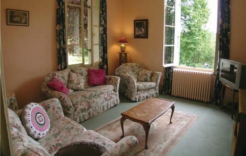 Thirteen-bedroom Holiday Home In St. Medard de Mussidan