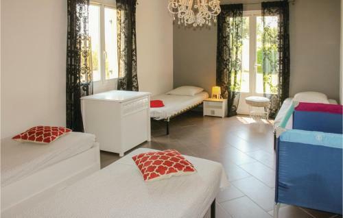 Five-bedroom Holiday Home In Sorgues