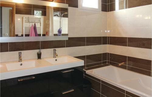 Five-bedroom Holiday Home In Sorgues