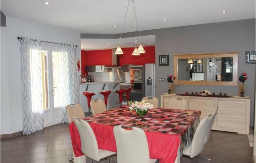 Five-bedroom Holiday Home In Sorgues