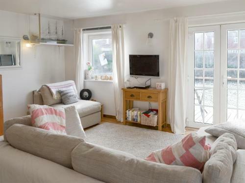 Water's Edge Holiday Home