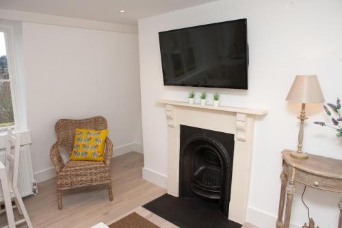 Bright 1 Bedroom Apartment With Views In Bath