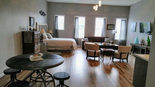 Apartamento Canalside Restaurant, Inn & Kitchen Store