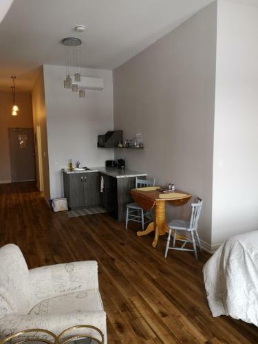 Apartamento Canalside Restaurant, Inn & Kitchen Store