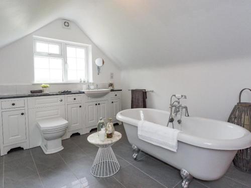 Charlesworth, Braunton