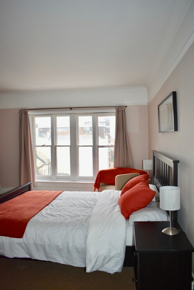 2 Bedroom Brighton Apartment With Sea Views