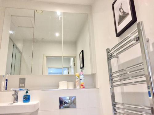 Modern 1 Bedroom Apartment In The City Centre