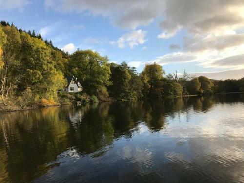 Hostal Lochview Guesthouse