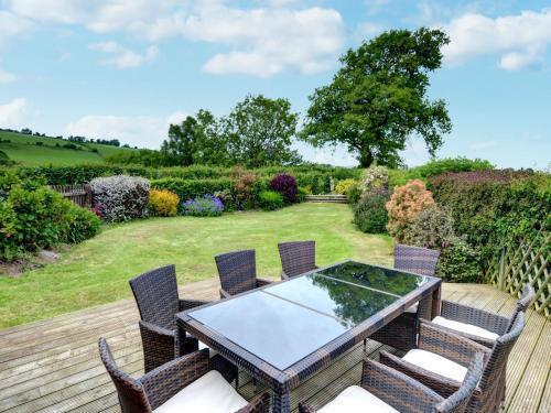 Rustic Holiday Home In Denbigh With Garden