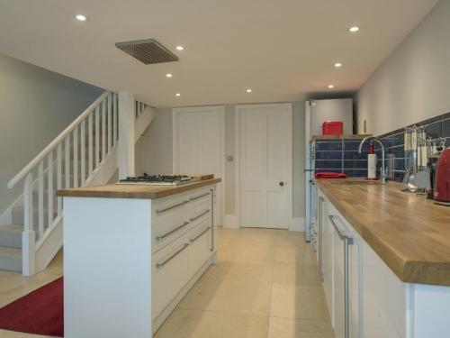 Spacious Holiday Home In Dartmouth With Private Garden