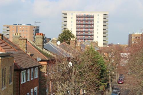 Continental Apartment In West Ealing