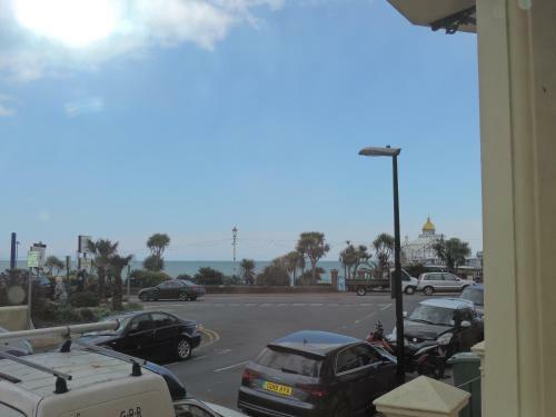 3 Queens Gardens Sea View Apartment