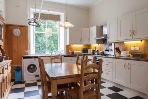 4 Bedroom Apartment Just Off The Meadows Sleeps 10