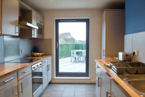 3 Bedroom Apartment With Private Roof Terrace Accommodates 8