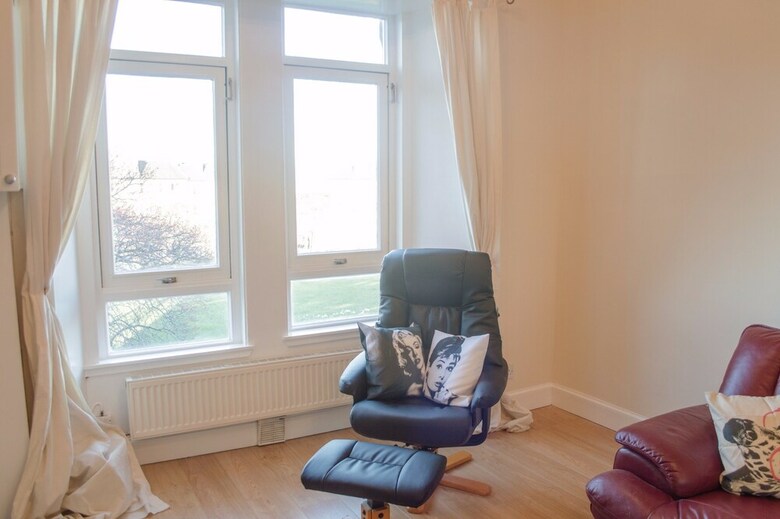 1 Bedroom Apartment Overlooking Park