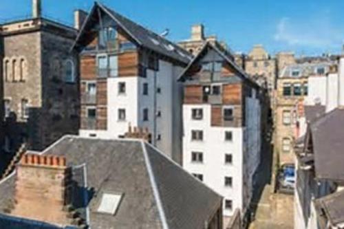 2 Bedroom Apartment In Pleasance Accommodates 4