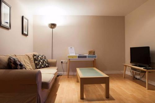 1 Bedroom West End Apartment Sleeps 4