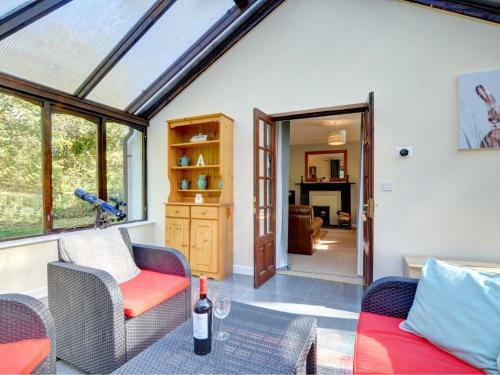 Restful Holiday Home In Glandwr Near River