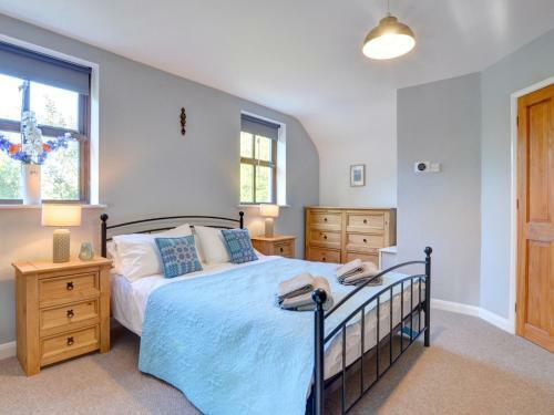 Restful Holiday Home In Glandwr Near River