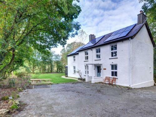 Restful Holiday Home In Glandwr Near River