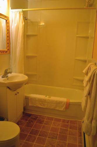 Silverwood Inn Bay Roberts Hotel