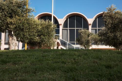 Seven Arches Hotel