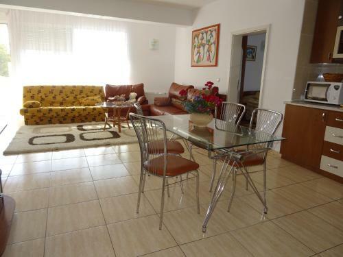 Club Topaz Apartments