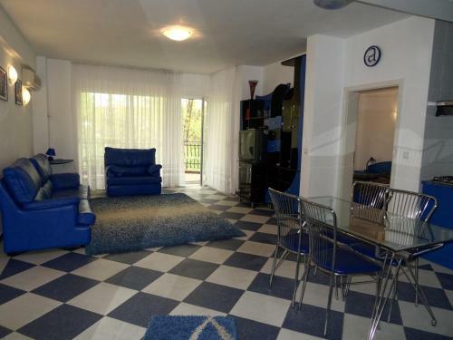Club Topaz Apartments