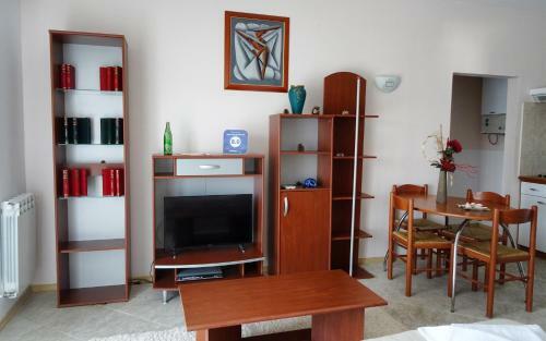 Club Topaz Apartments