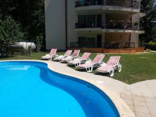 Club Topaz Apartments