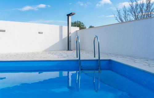 Blue Holiday House With Private Pool