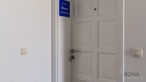 Rona Apartment Andy