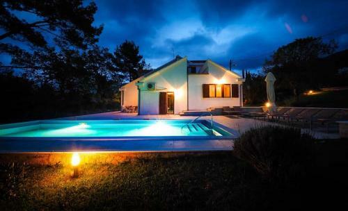 Mihatovici Villa Sleeps 8 Pool Air Con Wifi