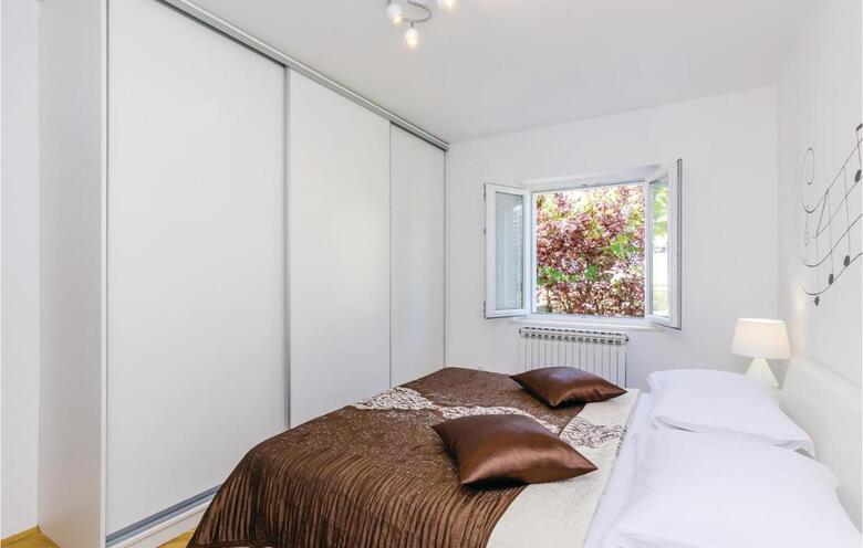 Three-bedroom Holiday Home In Orasac