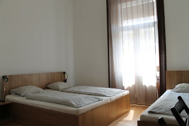 Hostal Omega Guesthouse Budapest