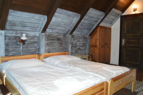 Holl�k�ves Vend�gh�zak