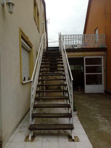Di�na Vend�gh�z