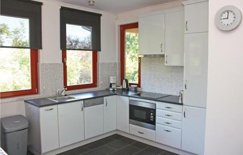 Three-bedroom Holiday Home In Szolad