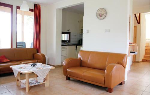 Three-bedroom Holiday Home In Szolad