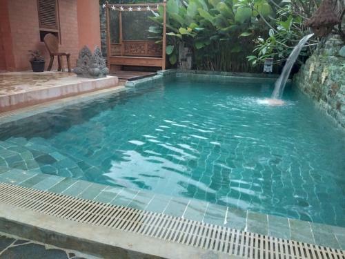 Balinese Villa With Private Pool In Batam