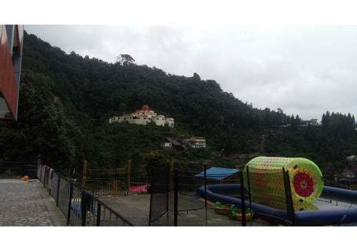 Hotel Hillview Rooms Near Mussoorie Jheel
