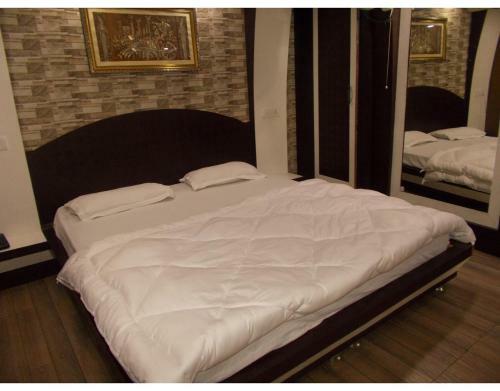 Hotel A-one Stay Near Picture Palace